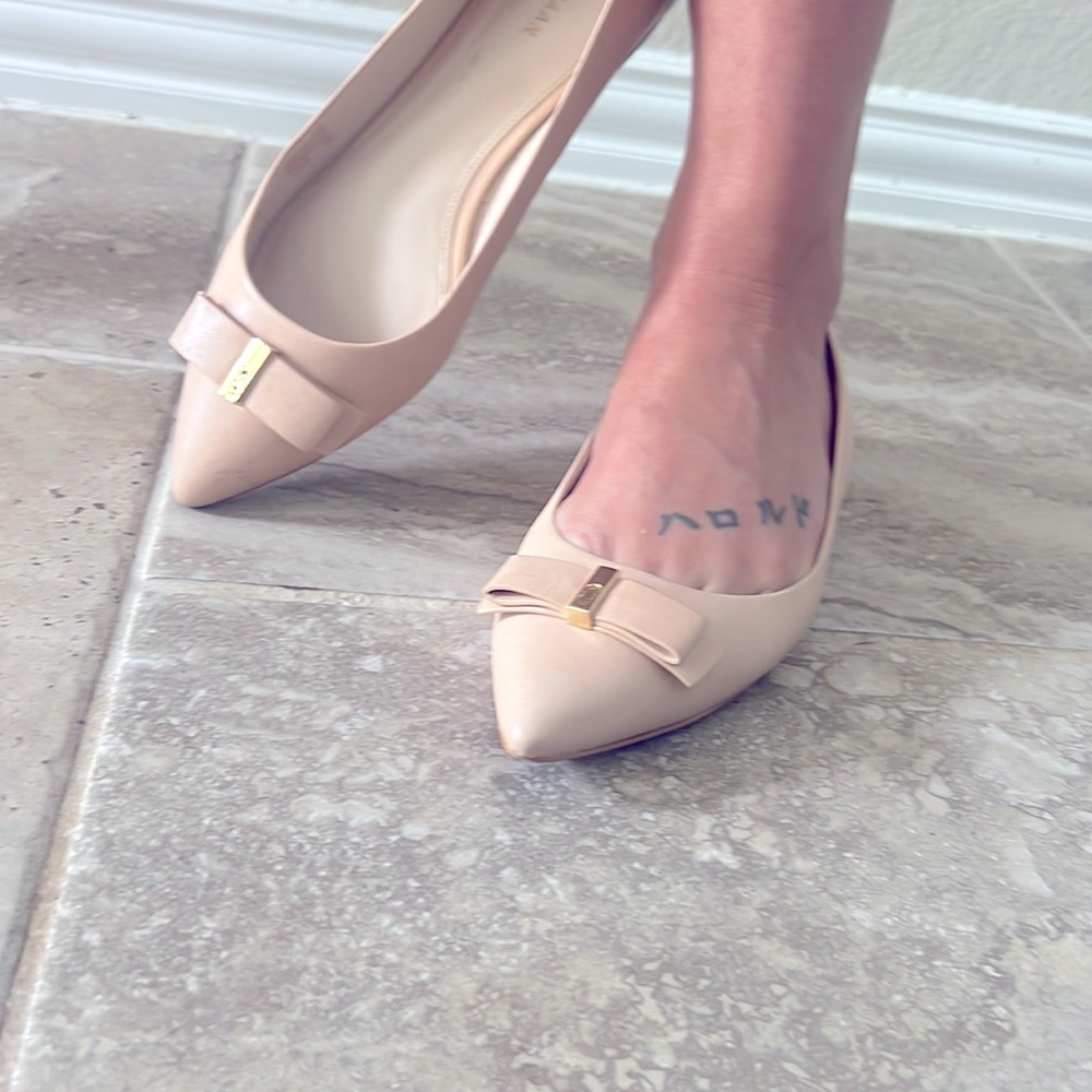 Cream Faux Leather Cole Haan Flats with Gold Detail and Conservative Bow 7.5